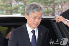 출근하는 조희대 대법원장