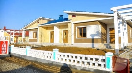 북한 항구구역 우산목화농장에 들어선 새 주택들
