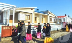 北 항구구역 우산목화농장 주민들…새 살림집에 넘치는 행복