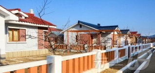 北, 영광군·북청군에 건설된 새 주택들