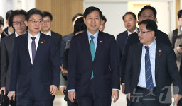 산업경쟁력강화회의 참석하는 구윤철 경제 부총리