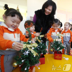 고사리 손으로 꾸며보는 미니 크리스마스 트리