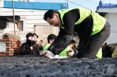 장동혁 대표, 고양 화전마을서 연탄 봉사
