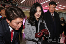 코리아 그랜드 세일 웰컴센터 체험하는 이부진 위원장