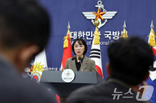 언론 질의에 답하는 정빛나 국방부 대변인