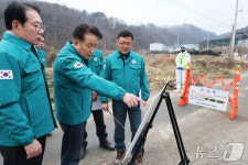 김영환 충북지사, 괴산 AI 방역 현장 긴급 점검