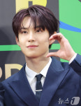 건우, 사랑스러운 볼 하트