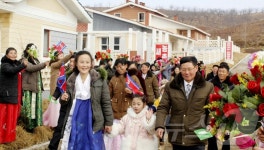 北 수안군 산북농장 살림집 입사모임에 참석한 주민들