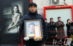 고인이 사랑한 극장에서 열린 윤석화의 마지막 공연