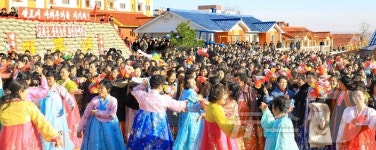 北 살림집 입사모임 참석한 함경남도 주민들