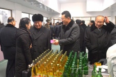 길주군 지방공업공장 방문한 주민들