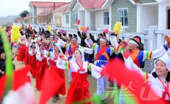 北 평안북도 영변 영음농장서 새집들이 경사…흥겨운 춤판