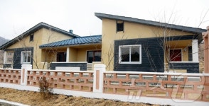 北 평안북도 구장군 상이공예작물농장서 새집들이 경사…우리식 사회주의