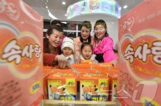 새로 건설된 길주군 지방공업공장에서 생산된 속사탕과 귤향 과자