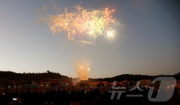 北, 평북 동산공예작물농장에서 새집들이 진행…밤하늘 수놓은 폭죽