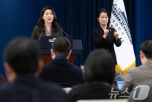 강유정 대변인, 위험직무 순직 유가족 초청 오찬 관련 브리핑