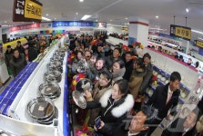 새로 지어진 종합봉사소 구경하는 개풍구역 주민들