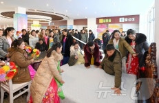 北 염주군 주민들, 지방공업공장 생산 제품들 구경