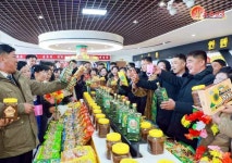 길주군에 새로 건설된 공장 방문한 주민들