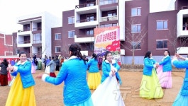 새집들이 참석한 北 성천군 주민들