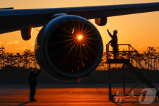 [아듀2025]엔진 점검하는 정비사들