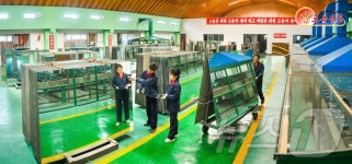北 중요건설장에 보낼 건재품 생산…평양 금속건재공장 조명