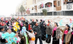 北 정주시·박천군·운전군 새 주택에 입주하는 주민들