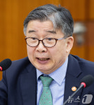 李대통령, 유철환 권익위원장 면직안 재가