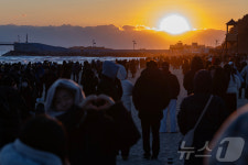 삼척해변에 해맞이객 북적