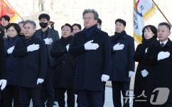 현충원 참배하는 정용래 유성구청장