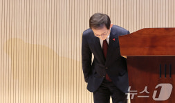 취임사 마친 뒤 인사하는 김호철 신임 감사원장