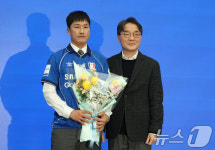 수원삼성 강우영 대표이사와 기념촬영하는 이정효 감독