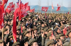 김정은, 신의주 온실 농장 건설장 방문해 청년 건설자들 격려