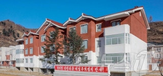 北 순천시에 건설된 새 주택들…인민대중제일주의 만세