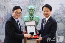 백봉 신사상 수상하는 김영호 의원