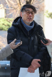 취재진 질문에 답하는 김순환 서민위 사무총장