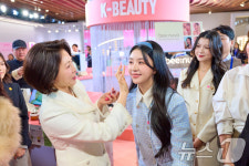 화장품 발라주는 김혜경 여사