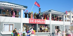 새 살림집 건설에 기뻐하는 北 주민들…우리국가제일주의