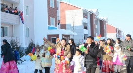 꽃다발 들고 새집들이 참석한 홍원군 주민들