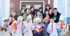 살림집 이용허가증 들고 웃음짓는 北 주민들