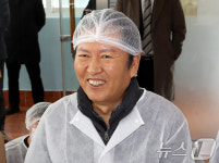 경남 간 정청래, 굴 가공 체험…尹 공판 지연에 좋은 인상 주겠나(종합)