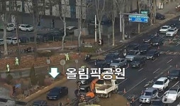 서울 둔촌사거리 상수도관 누수로 교통 혼잡…수도사업소 복구 작업