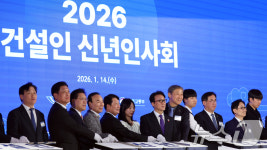 김민석 총리·한승구 회장, 건설인 신년인사회 떡 커팅