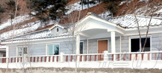 北 자성군 농장 주민들, 살림집이용허가증 획득