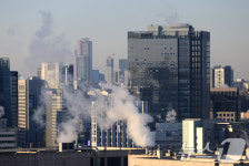 강추위에 난방 가동한 도심 빌딩