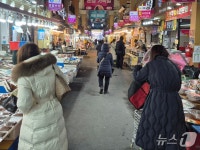 춥지만 단골 생각에 문 열죠…영하 7도 한파에도 활기찬  신정시장