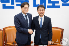 한병도 민주당 원내대표, 홍익표 청와대 신임 정무수석 접견