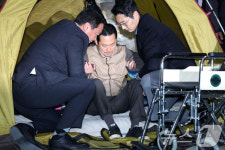 단식 농성장 나서는 장동혁