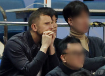 경기 지켜보는 마줄스 대표팀 감독