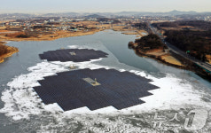 한파에 얼어붙은 태양광발전소